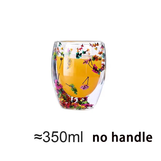 Taza de cristal de doble pared con flores.