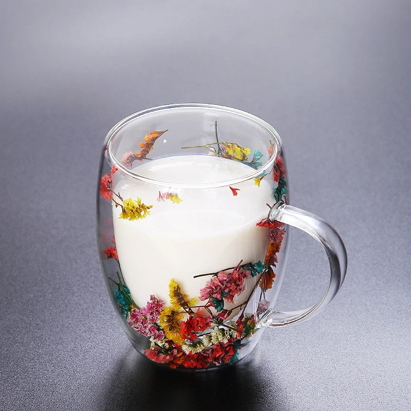 Taza de cristal de doble pared con flores.