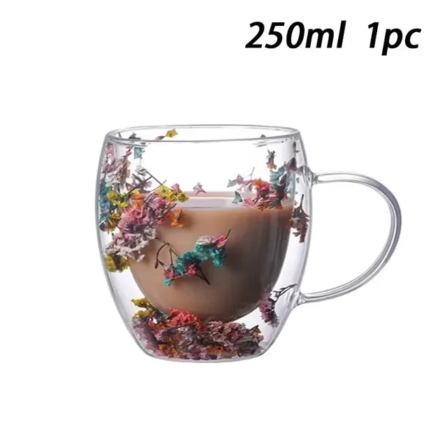 Taza de cristal de doble pared con flores.