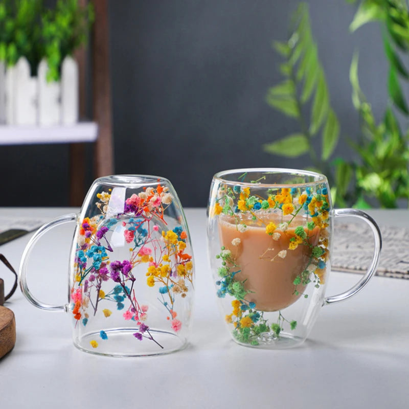 Taza de cristal de doble pared con flores.