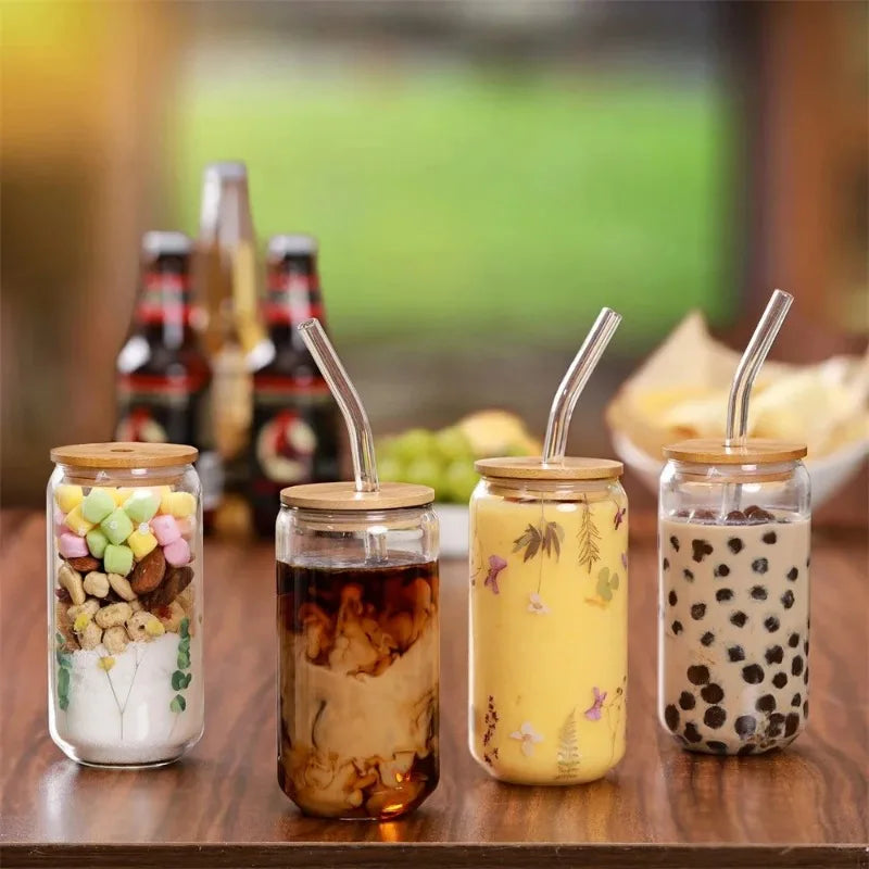 Vaso transparente con pajita y tapa.