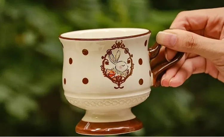 Taza retro de cerámica con forma de conejo