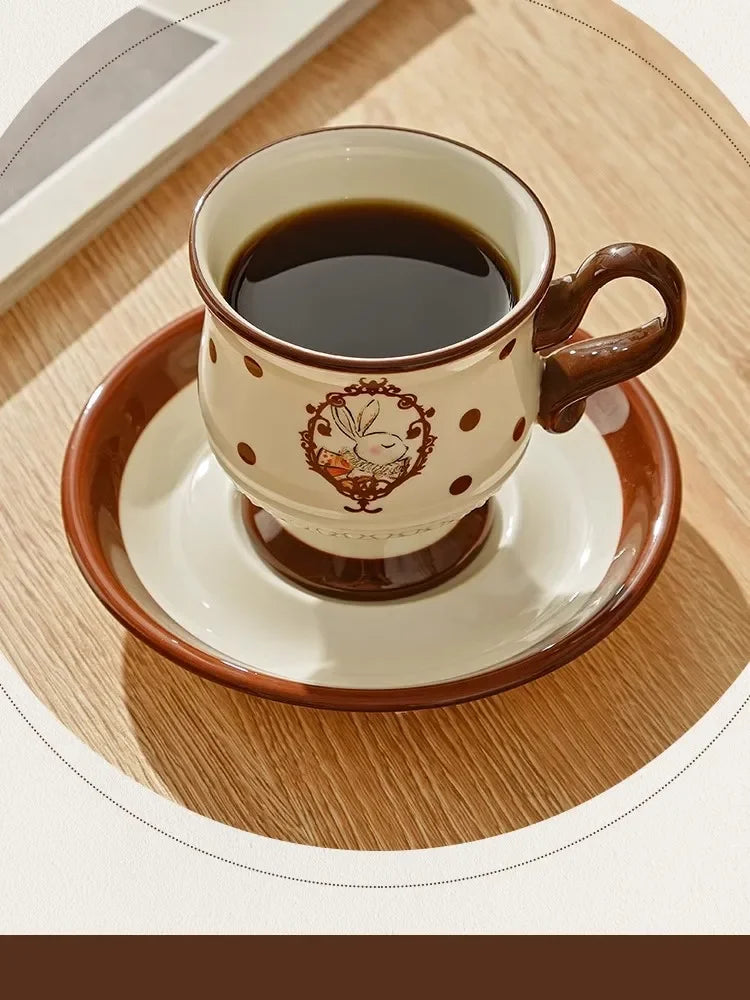 Taza retro de cerámica con forma de conejo