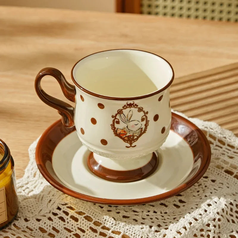 Taza retro de cerámica con forma de conejo