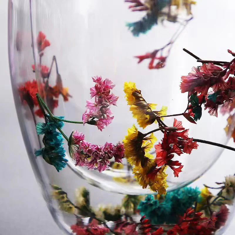 Taza de cristal de doble pared con flores.