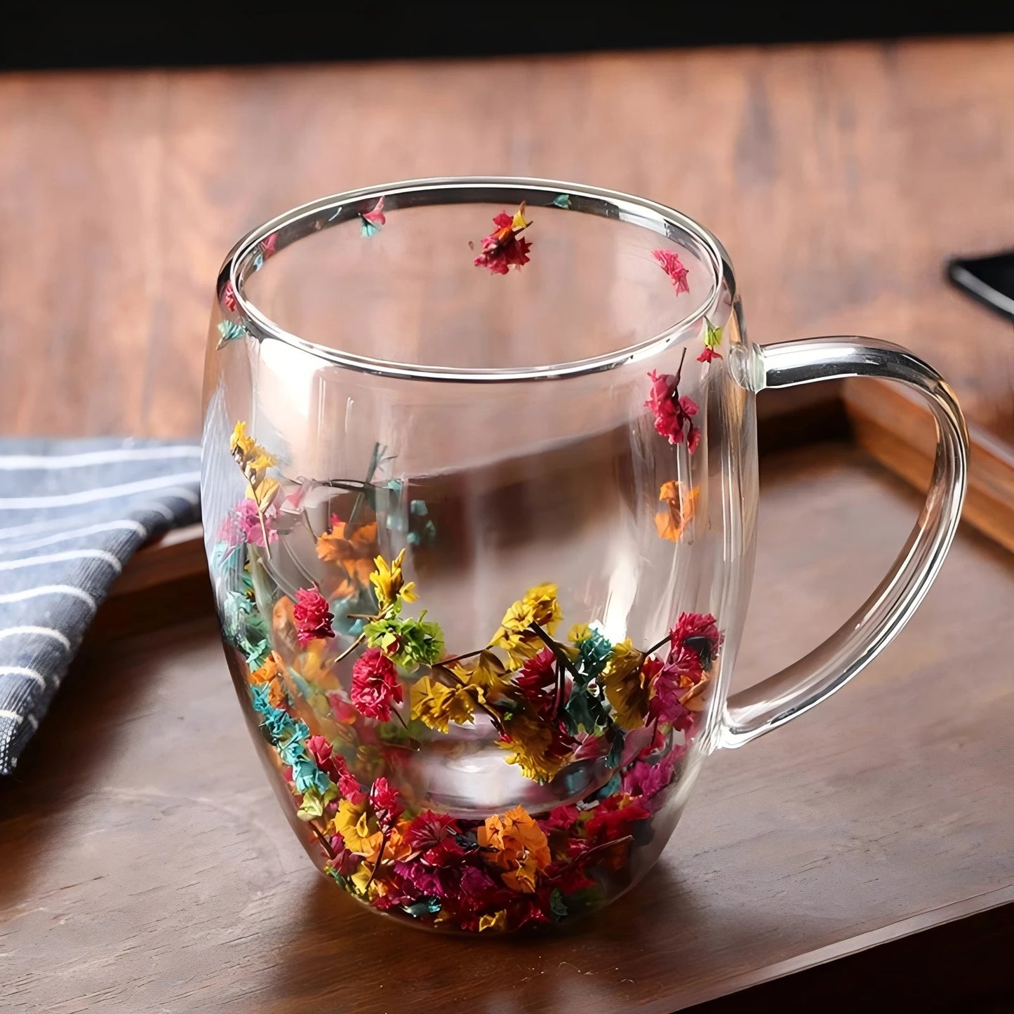 Taza de cristal de doble pared con flores.