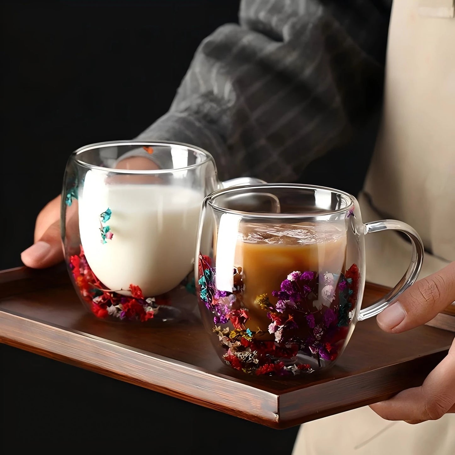 Taza de cristal de doble pared con flores.