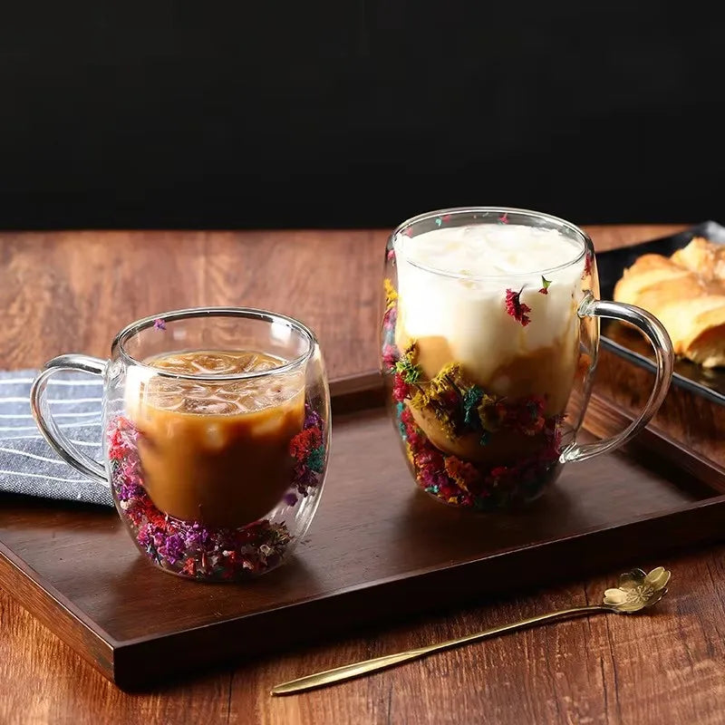 Taza de cristal de doble pared con flores.