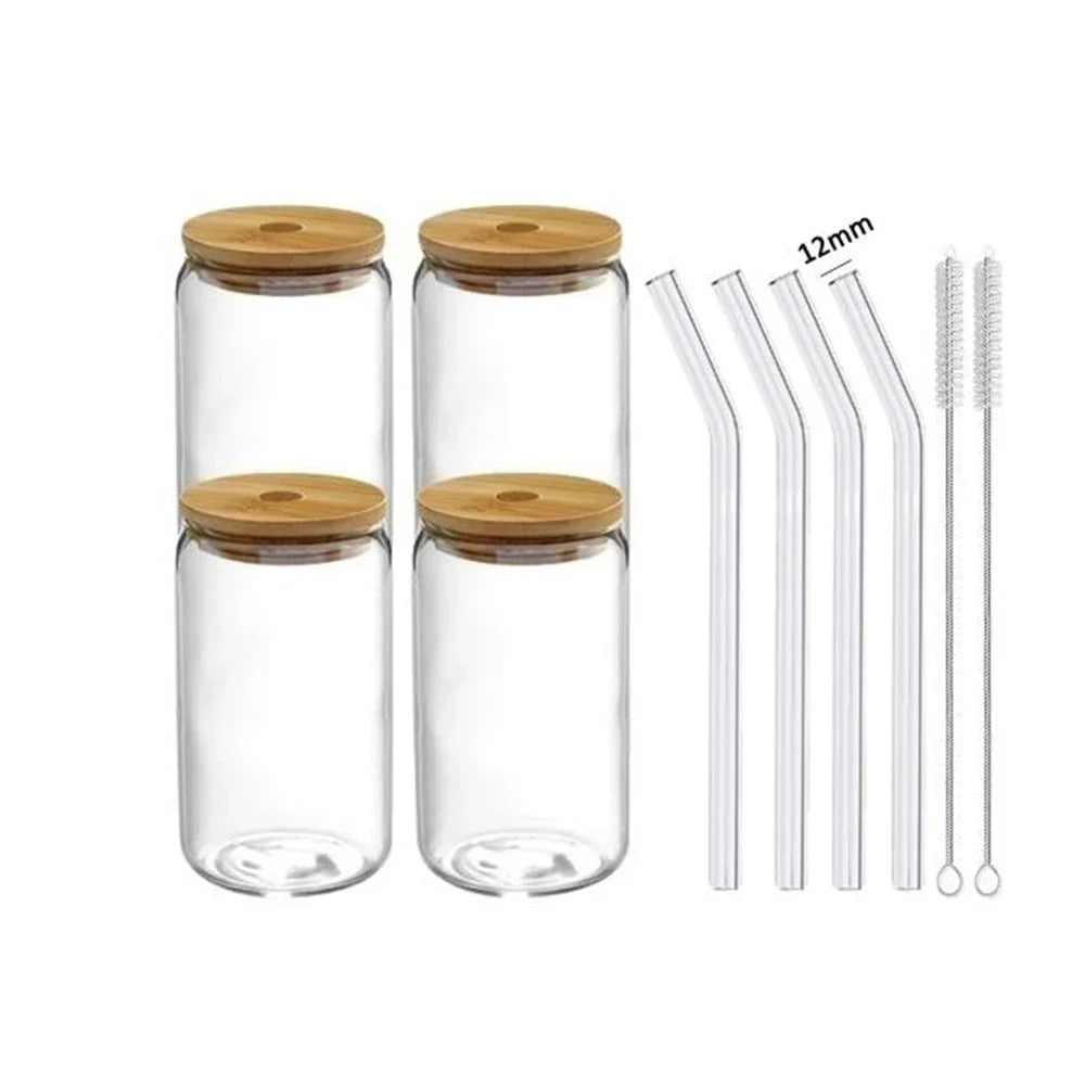 Vaso transparente con pajita y tapa.